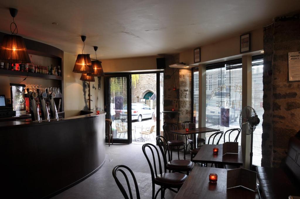 Cafe Hotel Du Theatre Dinan Exterior foto